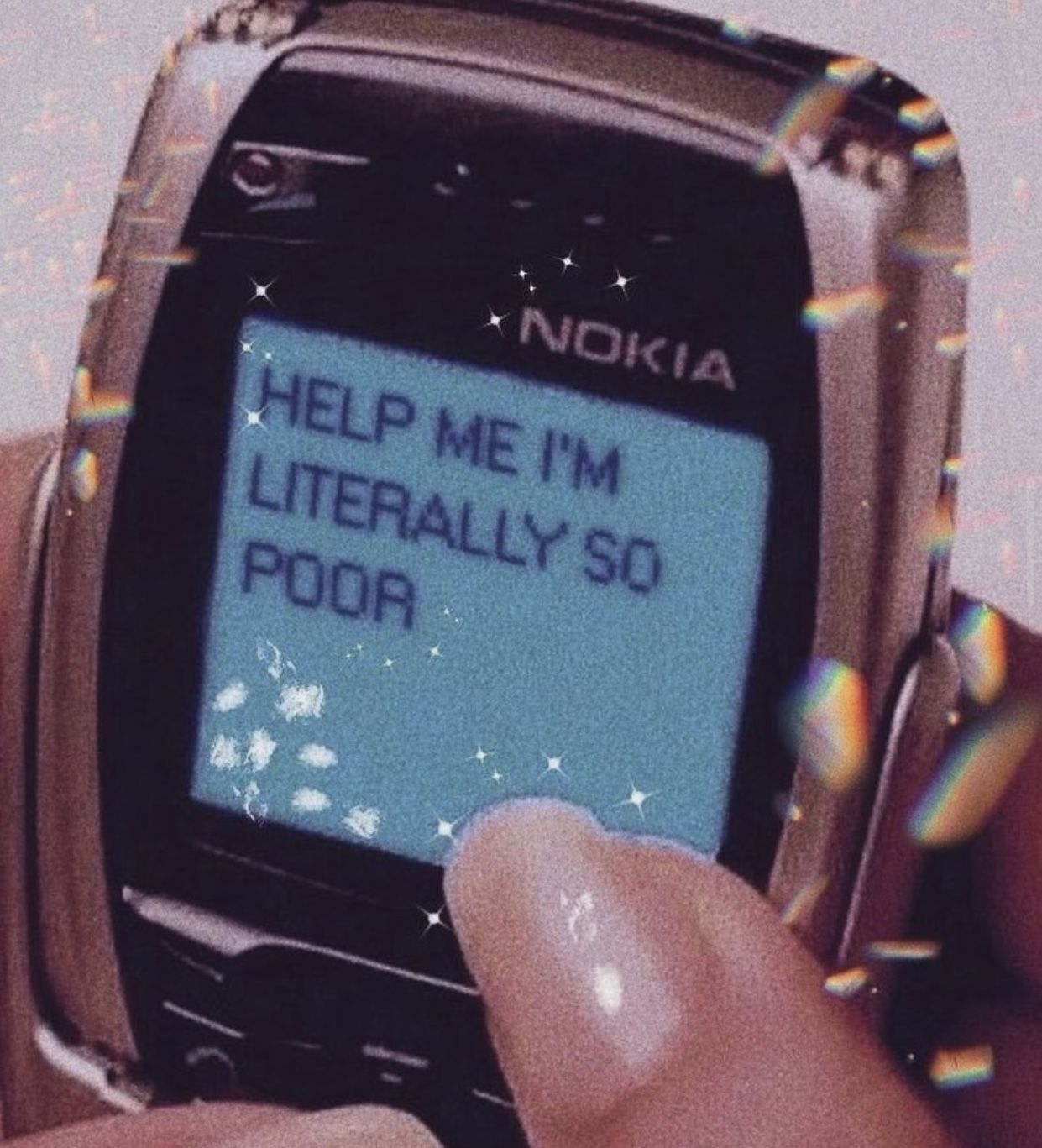 Móvil Nokia retro con un mensaje en pantalla — estética de redes de Kalma
